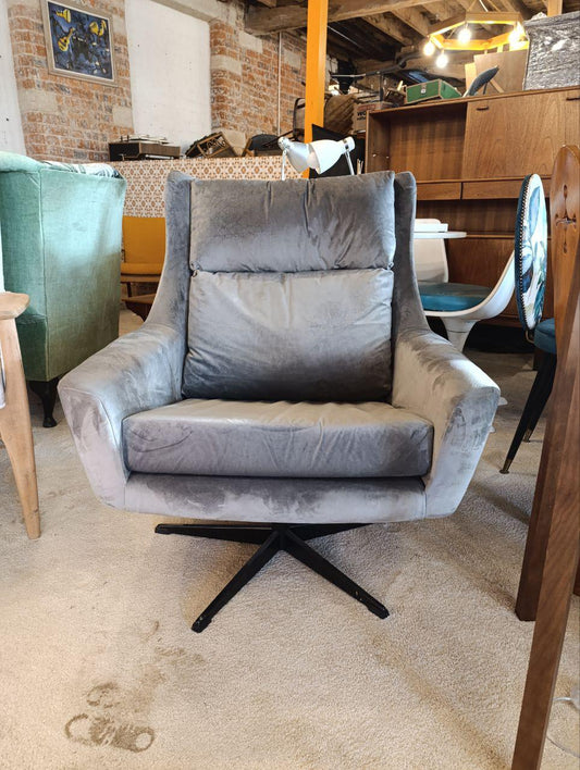 Modern Lounge Chair in Classic Mid Century Modern Design