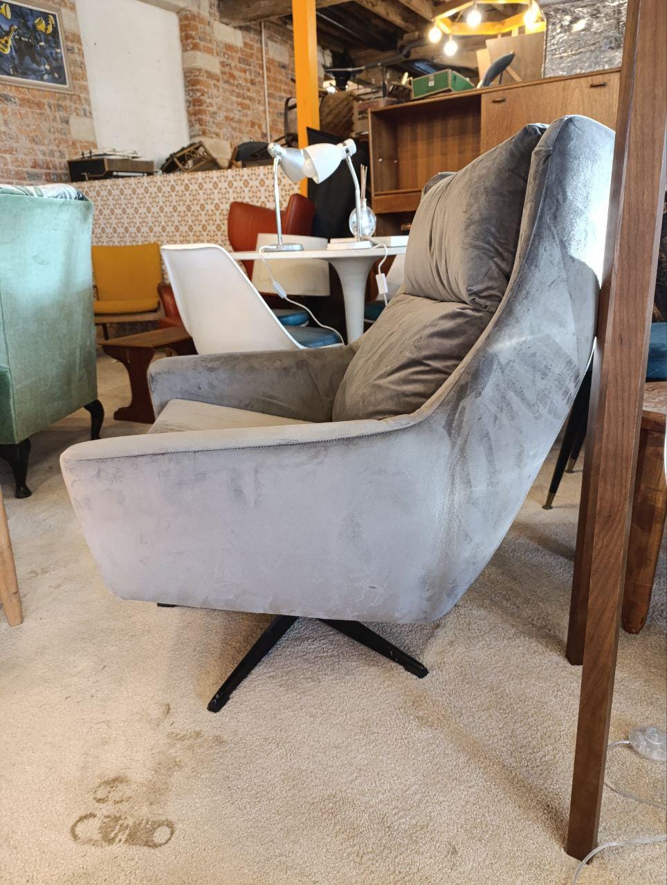 Modern Lounge Chair in Classic Mid Century Modern Design