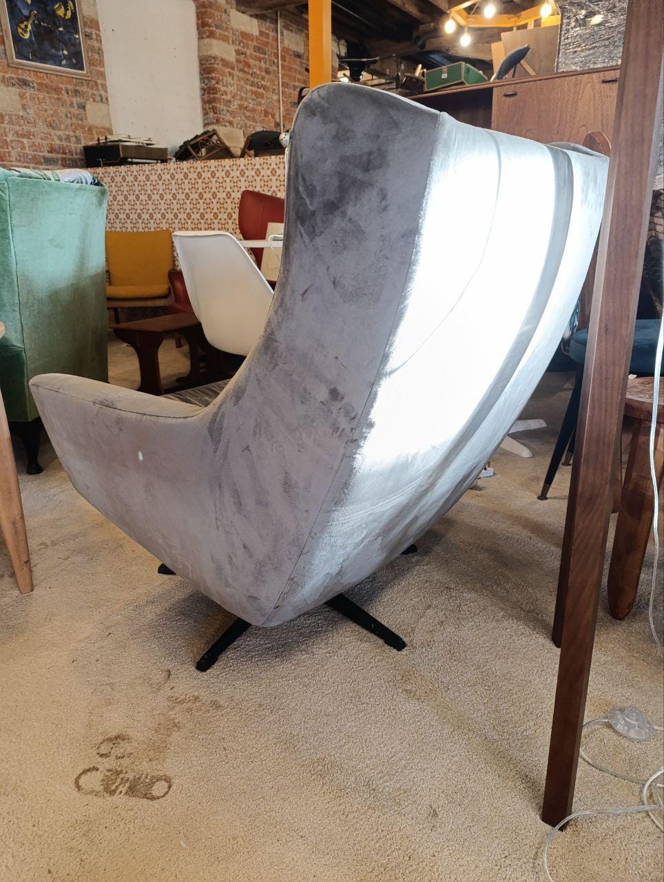 Modern Lounge Chair in Classic Mid Century Modern Design