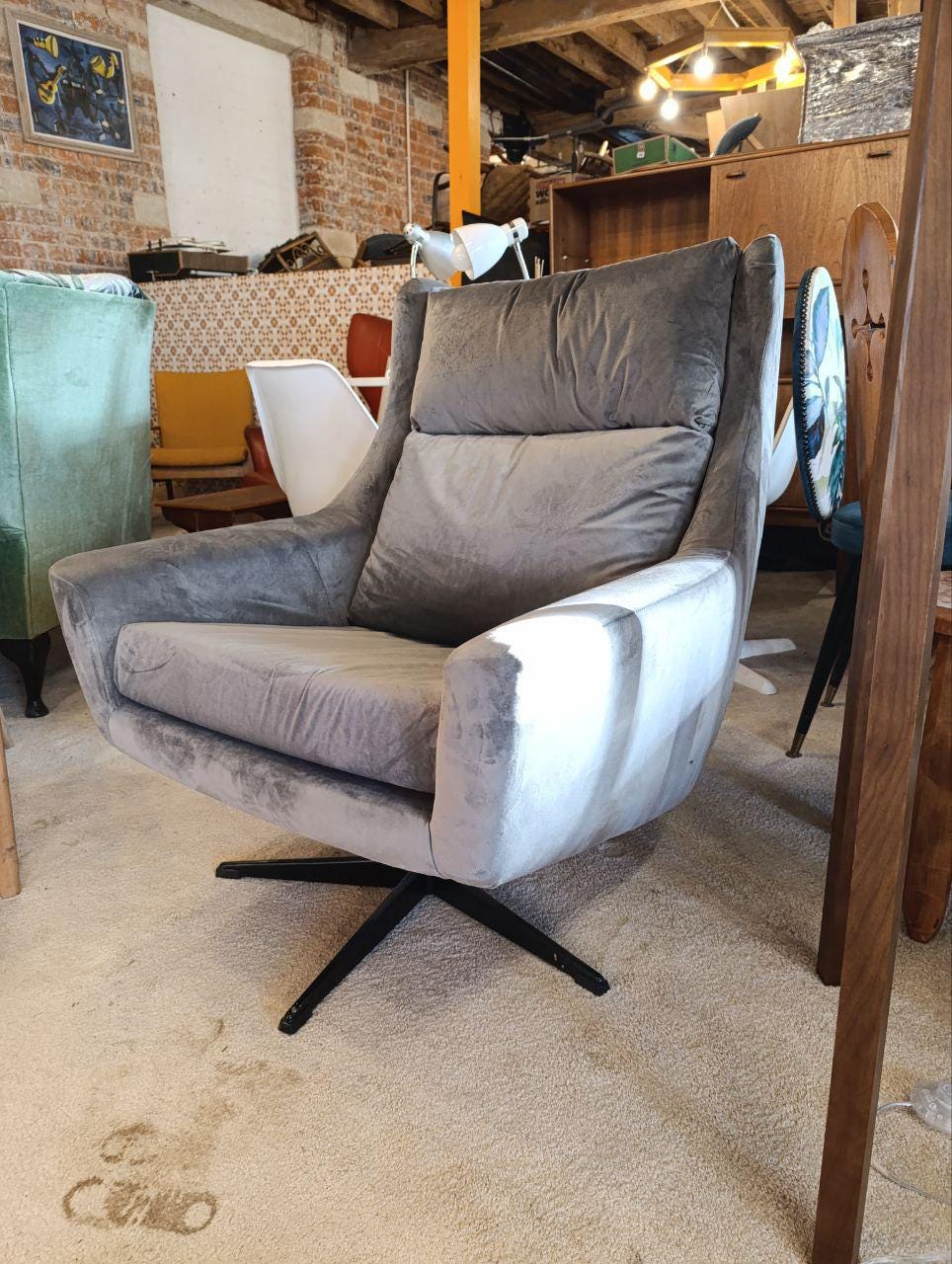 Modern Lounge Chair in Classic Mid Century Modern Design