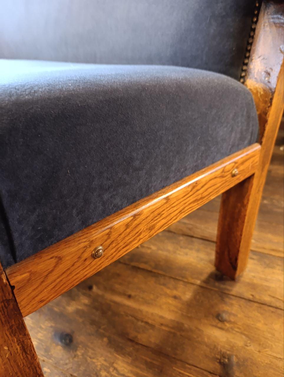 Traditional British Three-Seater Oak Chair in Wool-Blend Upholstery
