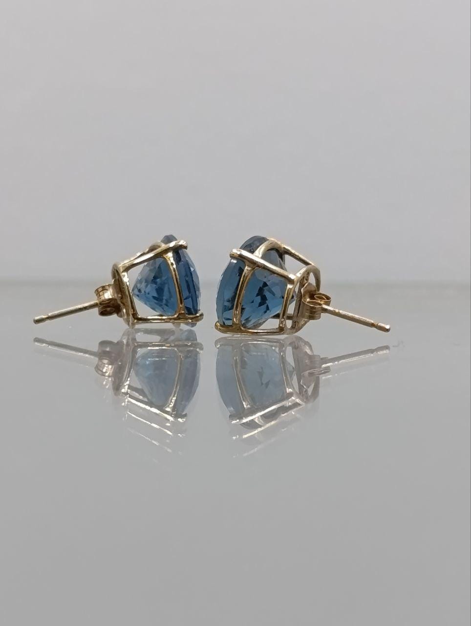 Dazzling 9ct Gold Earring with Stunning Blue Kyanite Gemstone