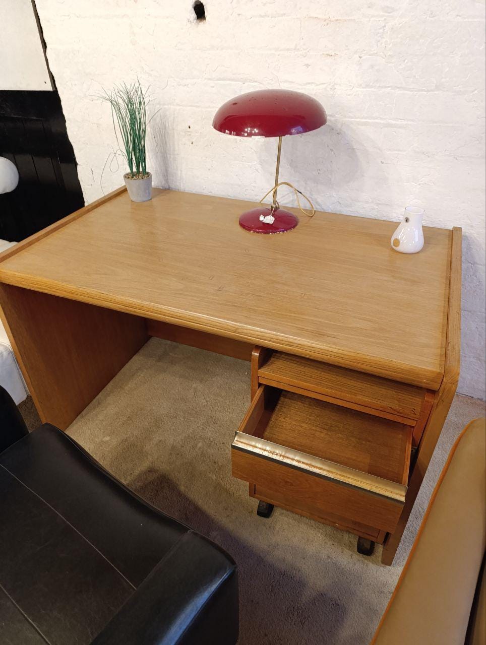 Mid-Century Modern Oak Desk with Drawers – Practical & Compact