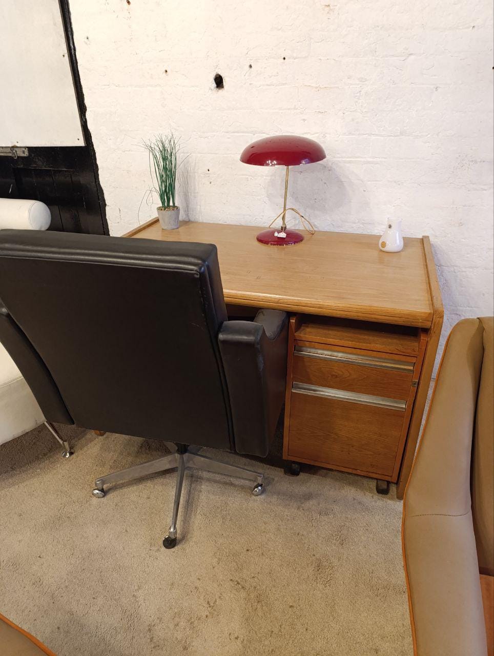 Mid-Century Modern Oak Desk with Drawers – Practical & Compact
