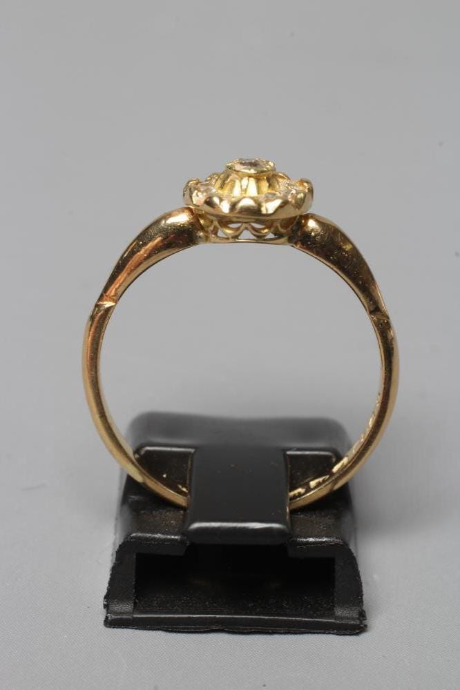 Beautiful Edwardian Diamond Cluster Ring - 18ct Gold - Size P