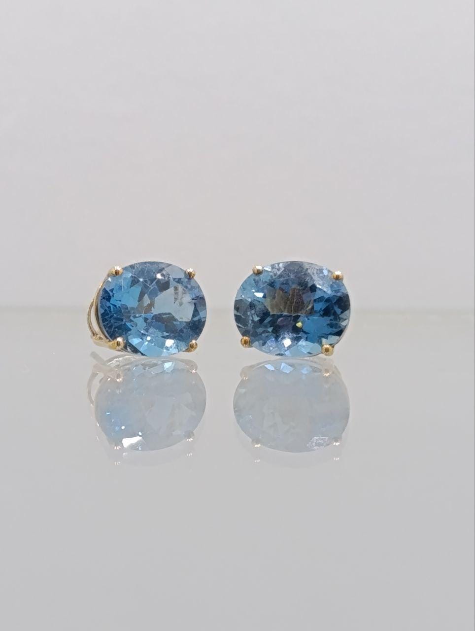Dazzling 9ct Gold Earring with Stunning Blue Kyanite Gemstone