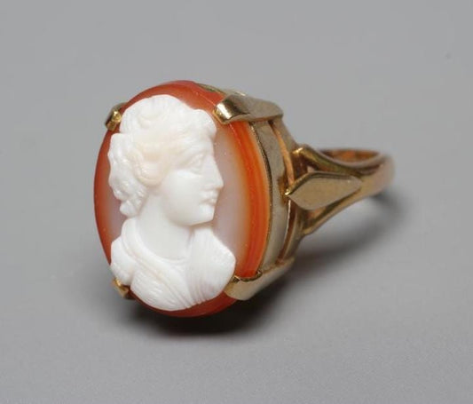Rare 1941 Banded Agate Cameo Ring - 9ct Gold -  Young Boy - Size L