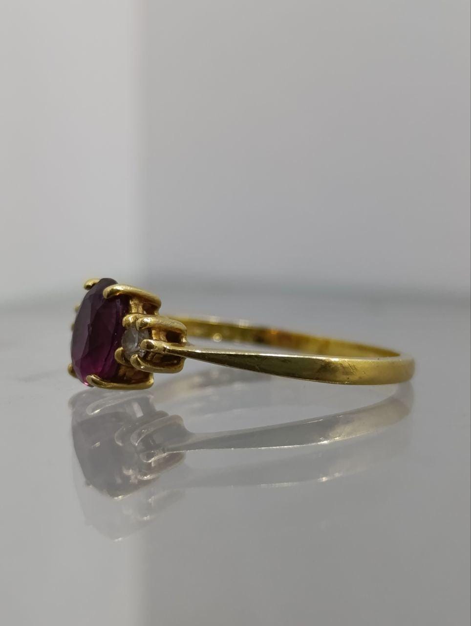 Striking Vintage 18ct Gold Garnet & Diamond Ring - Size P