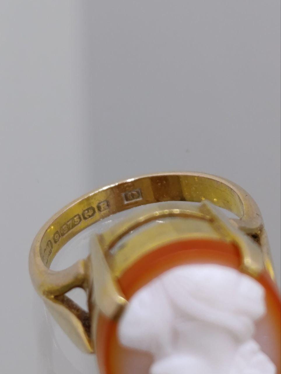 Rare 1941 Banded Agate Cameo Ring - 9ct Gold - Young Boy - Size L