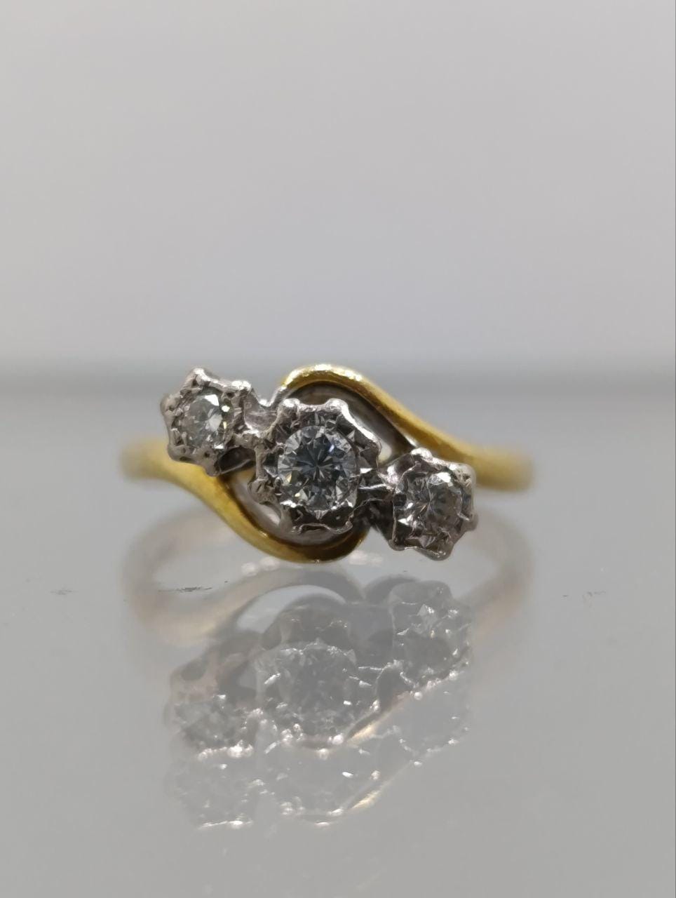 Vintage 18ct Gold Diamond Crossover Ring - Size N 1/2