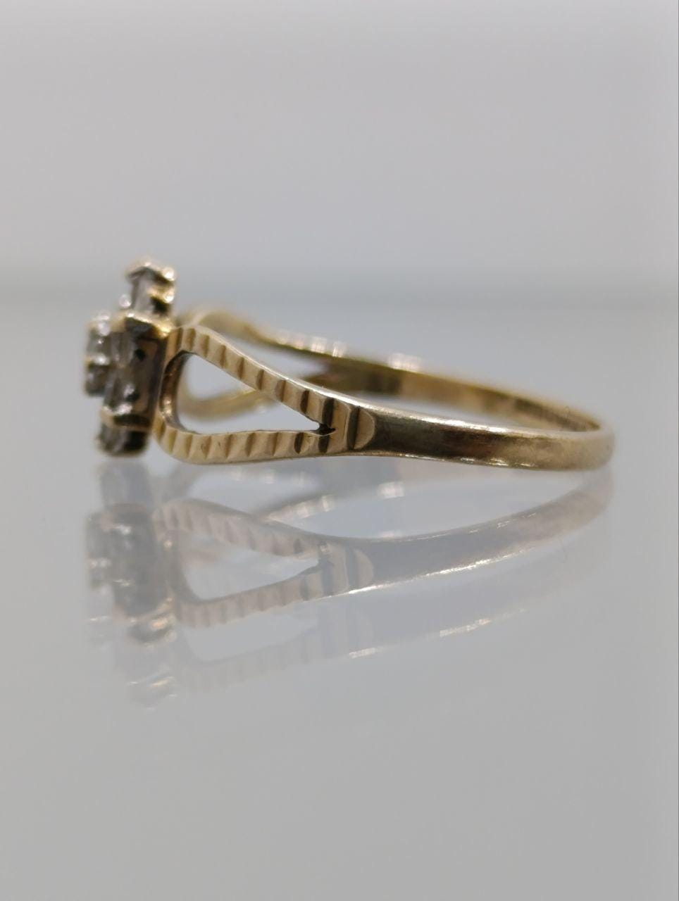 9ct Gold & Diamond Ring - Unique Ribbed Shank - Size M 1/2