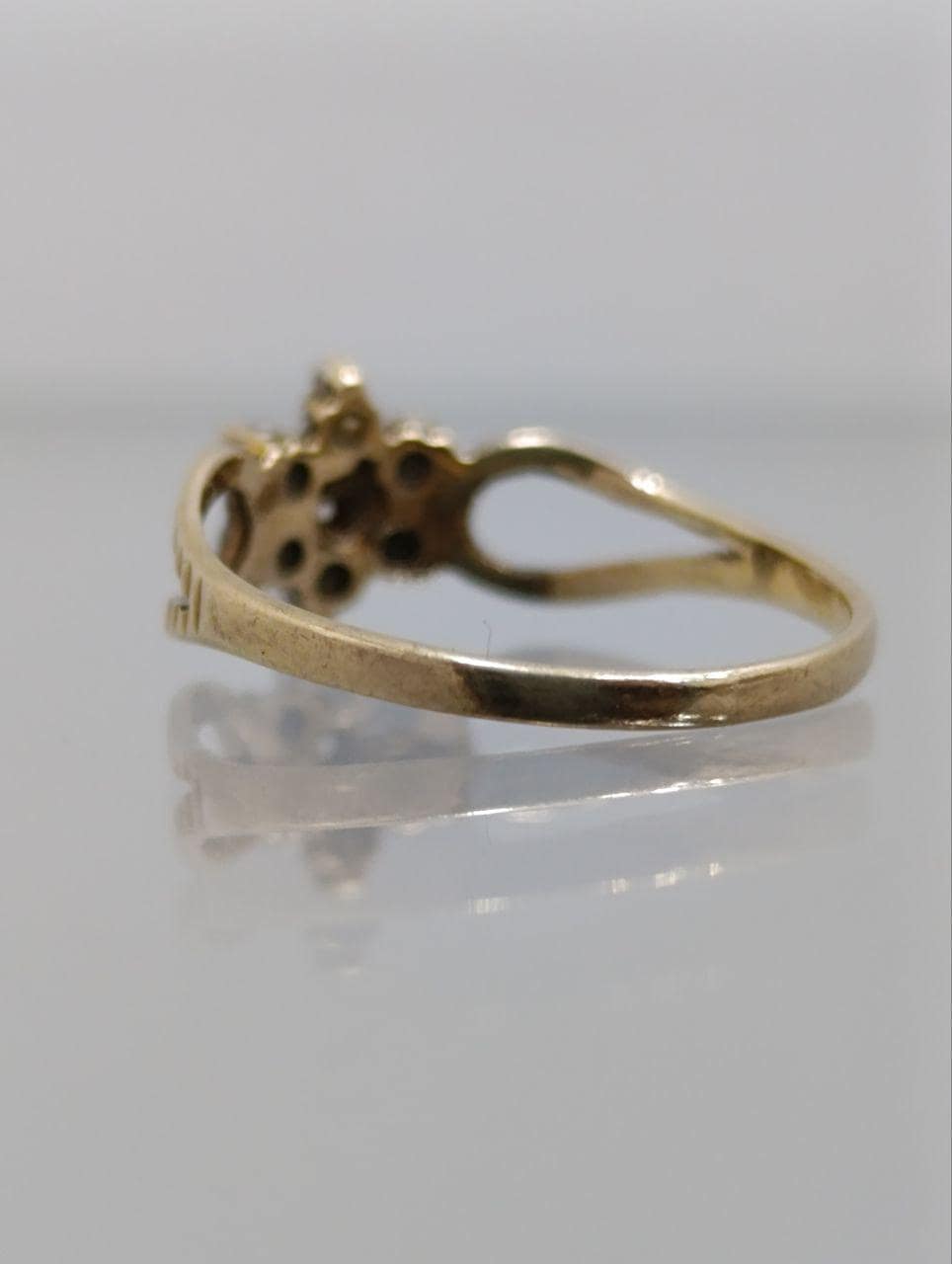 9ct Gold & Diamond Ring - Unique Ribbed Shank - Size M 1/2
