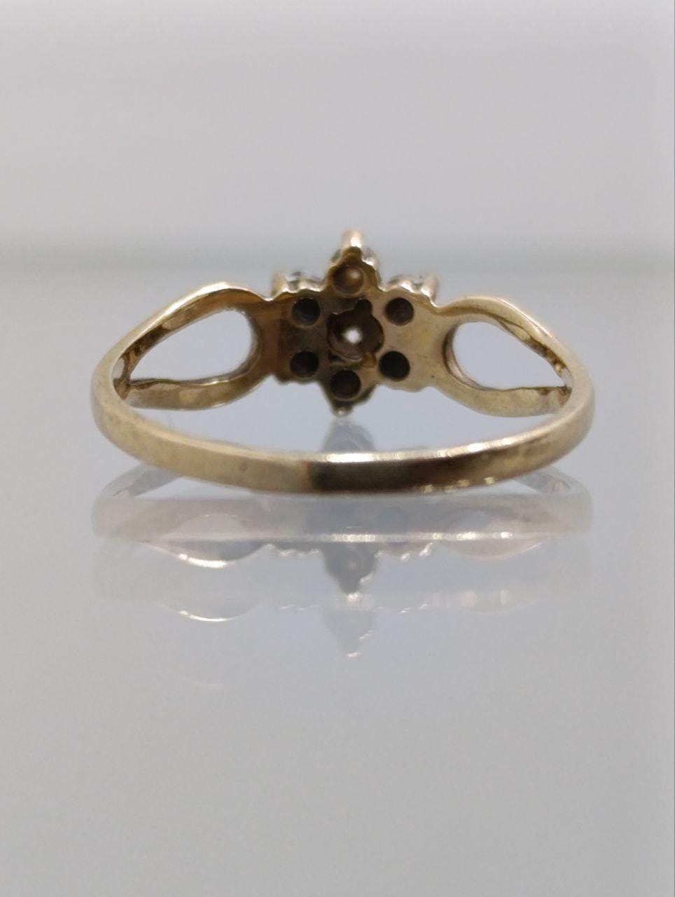 9ct Gold & Diamond Ring - Unique Ribbed Shank - Size M 1/2