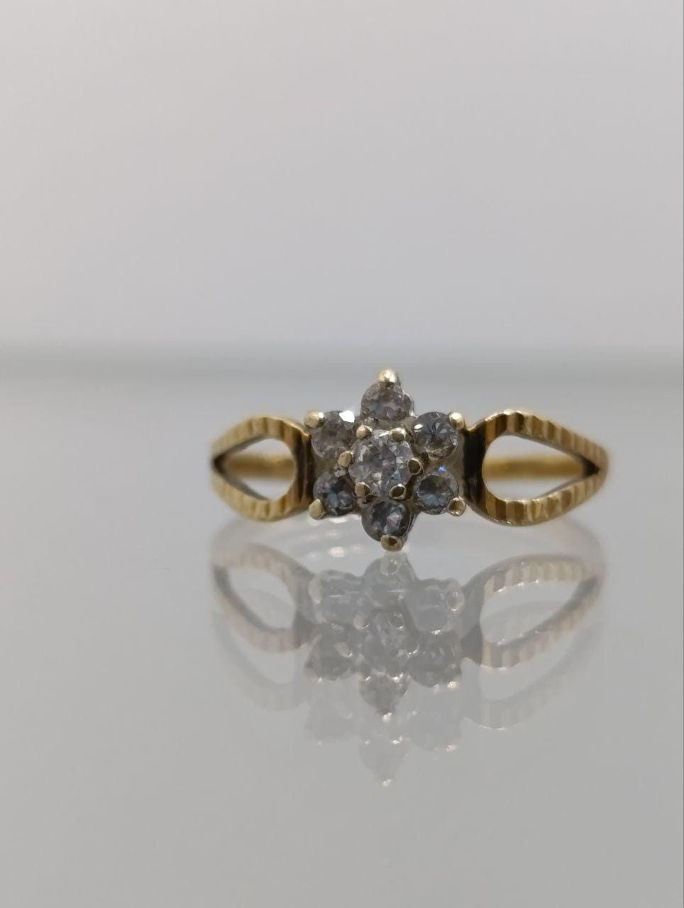 9ct Gold & Diamond Ring - Unique Ribbed Shank - Size M 1/2