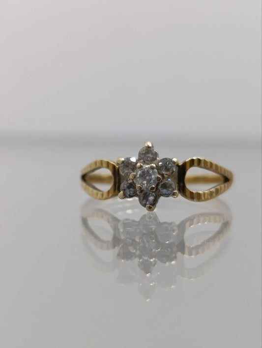 9ct Gold & Diamond Ring - Unique Ribbed Shank - Size M 1/2