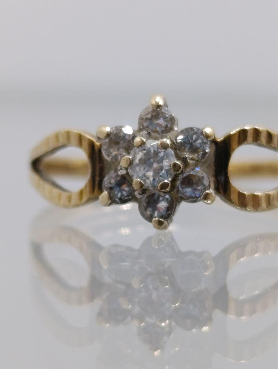 9ct Gold & Diamond Ring - Unique Ribbed Shank - Size M 1/2