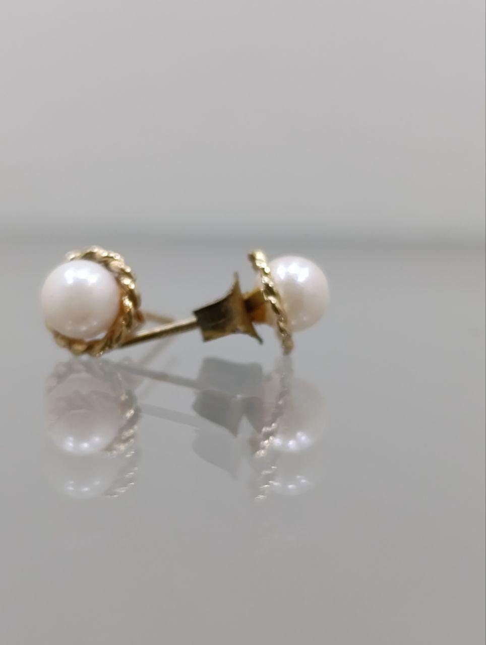 Stunning 9ct Gold & Pearl Stud Earrings