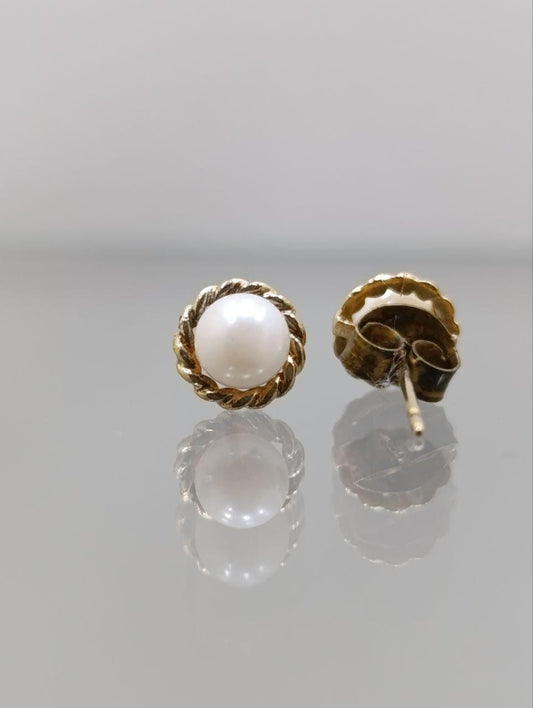 Stunning 9ct Gold & Pearl Stud Earrings