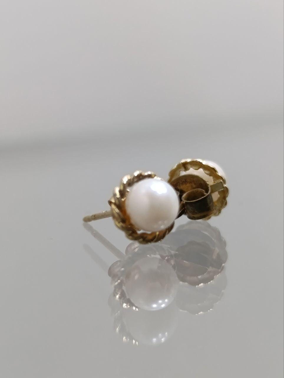 Stunning 9ct Gold & Pearl Stud Earrings