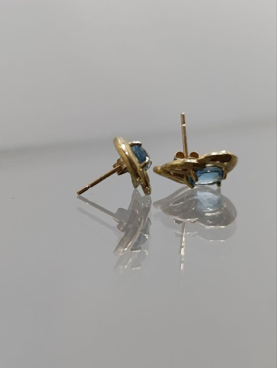 9ct Gold & Blue Topaz Stud Earrings - Elegant Flowing Design