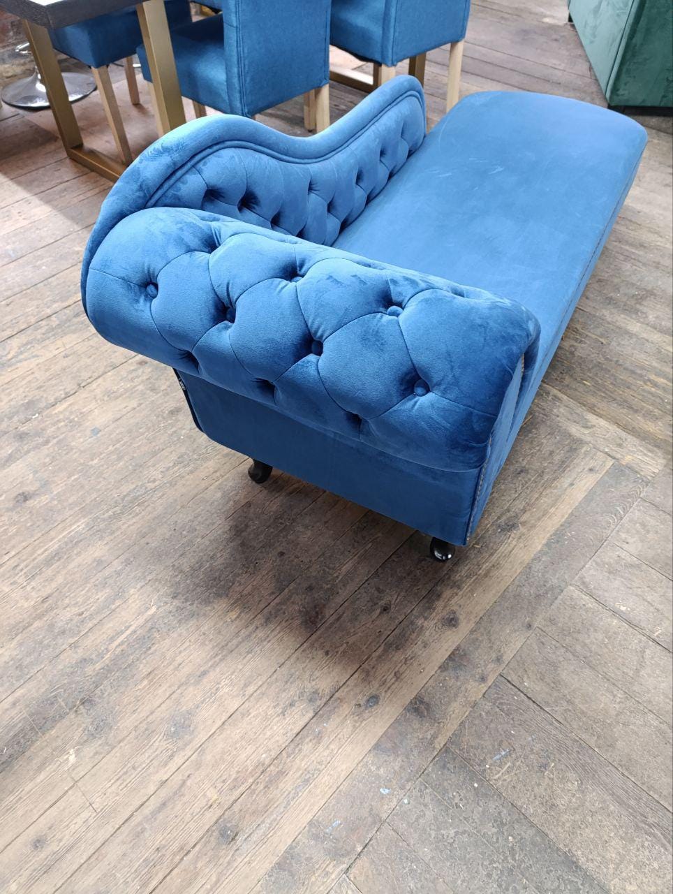 Victorian-Style Chaise Lounge - Elegant Velvet Upholstery