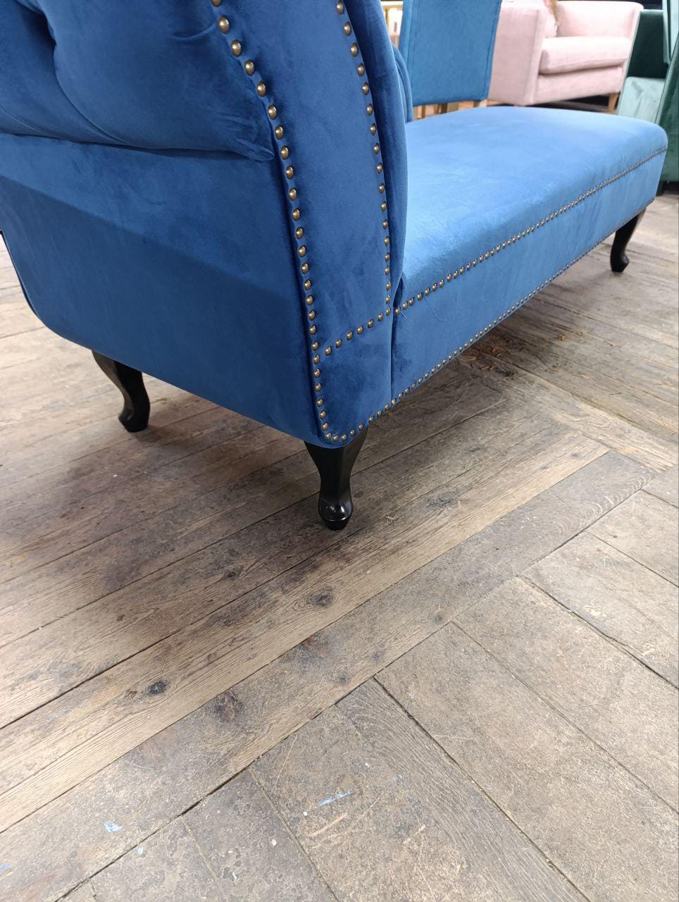 Victorian-Style Chaise Lounge - Elegant Velvet Upholstery