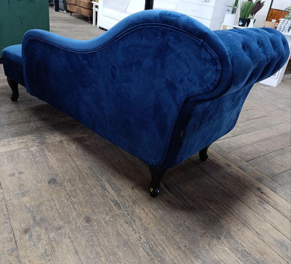 Victorian-Style Chaise Lounge - Elegant Velvet Upholstery