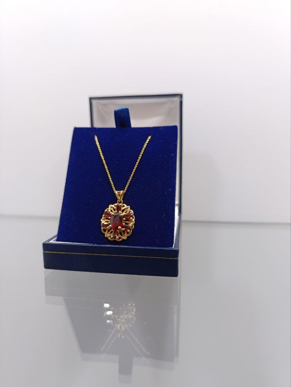 Stunning 14ct Gold Garnet Floral Cluster Pendant
