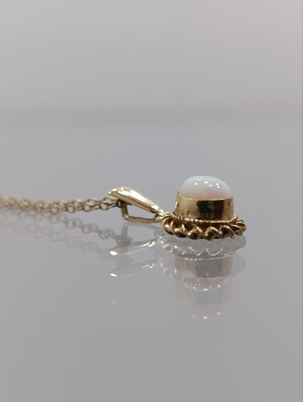 Vintage 9ct Gold & White Opal Pendant Necklace - Dainty Lace Design