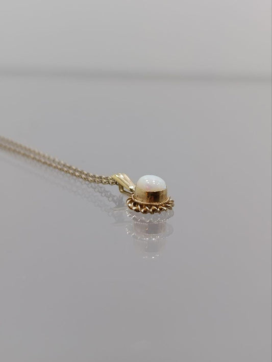 Vintage 9ct Gold & White Opal Pendant Necklace - Dainty Lace Design