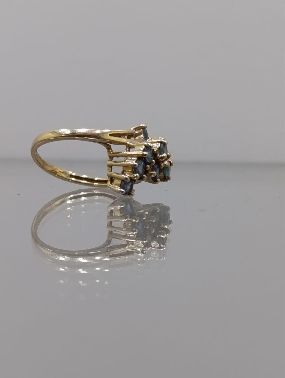 Stunning 9ct Gold Emerald Cluster Ring - Size J 1/2