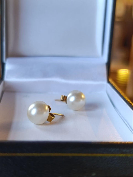 Timeless 9ct Gold & Pearl Stud Earrings - Perfect Everyday Elegance