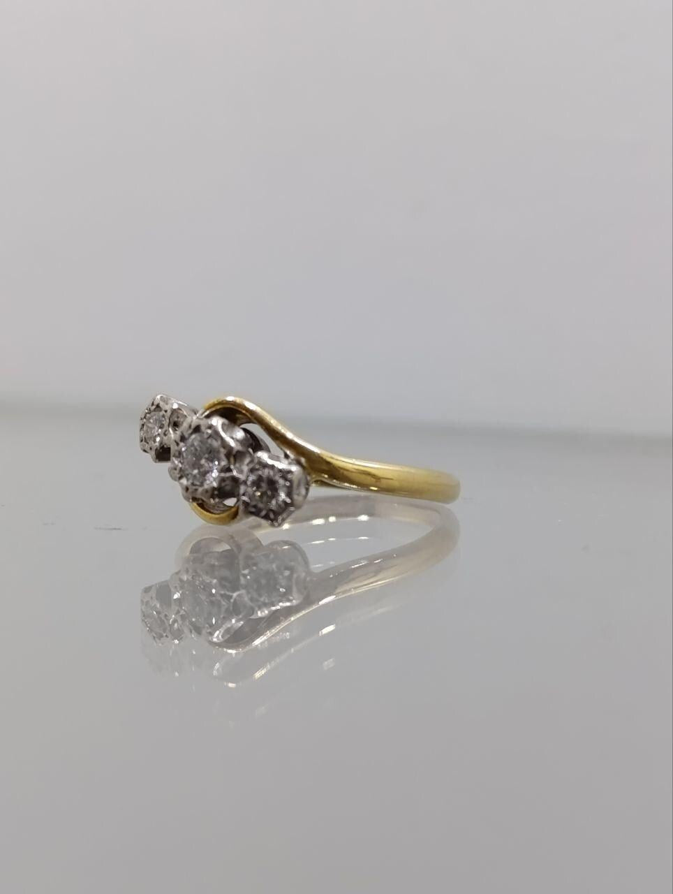 Vintage 18ct Gold Diamond Crossover Ring - Size N 1/2