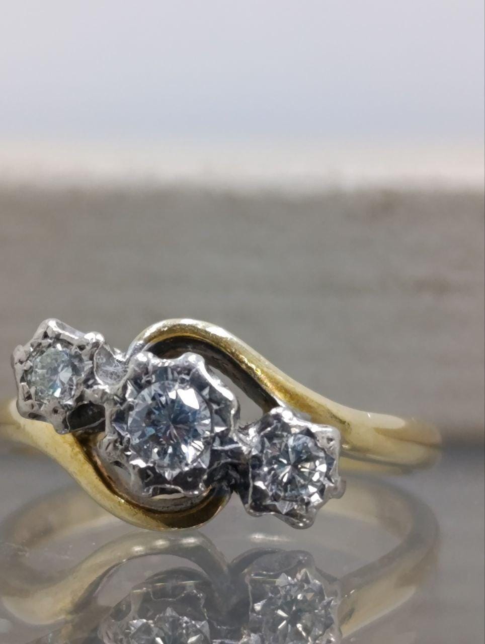 Vintage 18ct Gold Diamond Crossover Ring - Size N 1/2