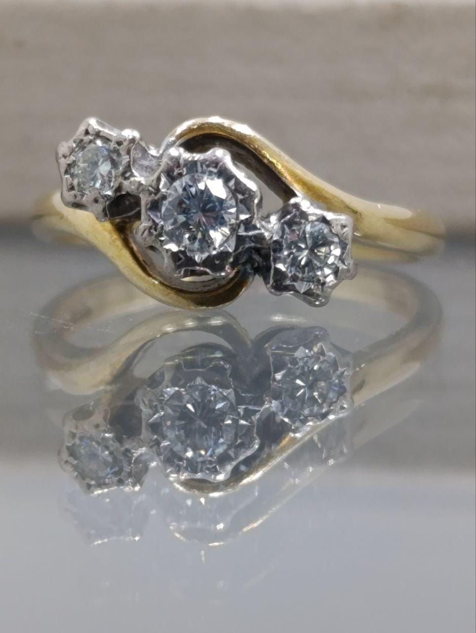 Vintage 18ct Gold Diamond Crossover Ring - Size N 1/2