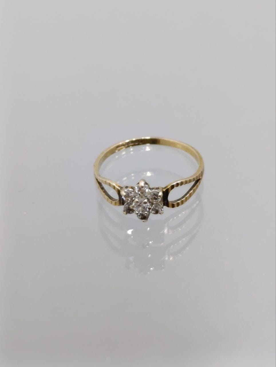 9ct Gold & Diamond Ring - Unique Ribbed Shank - Size M 1/2