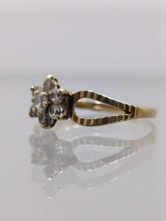9ct Gold & Diamond Ring - Unique Ribbed Shank - Size M 1/2