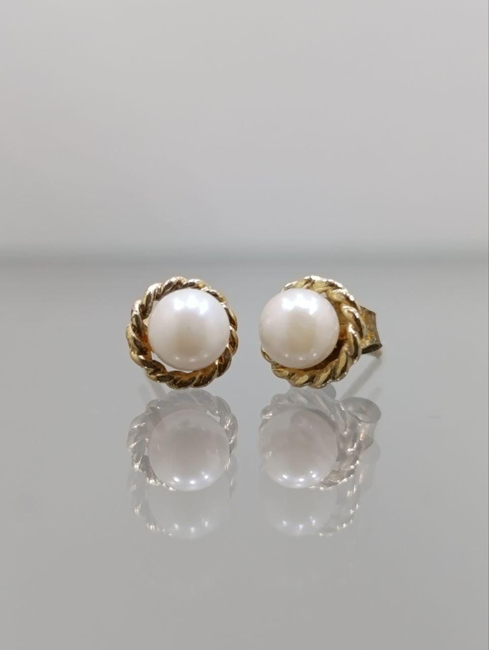 Stunning 9ct Gold & Pearl Stud Earrings