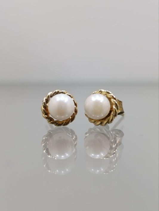 Stunning 9ct Gold & Pearl Stud Earrings