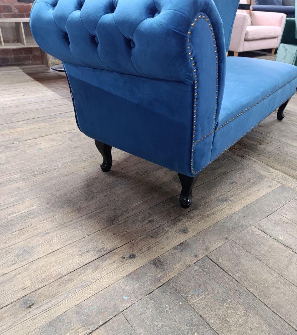 Victorian-Style Chaise Lounge - Elegant Velvet Upholstery