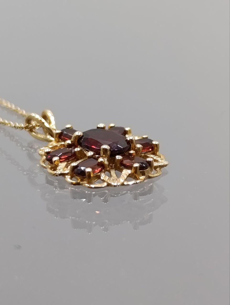 Stunning 14ct Gold Garnet Floral Cluster Pendant