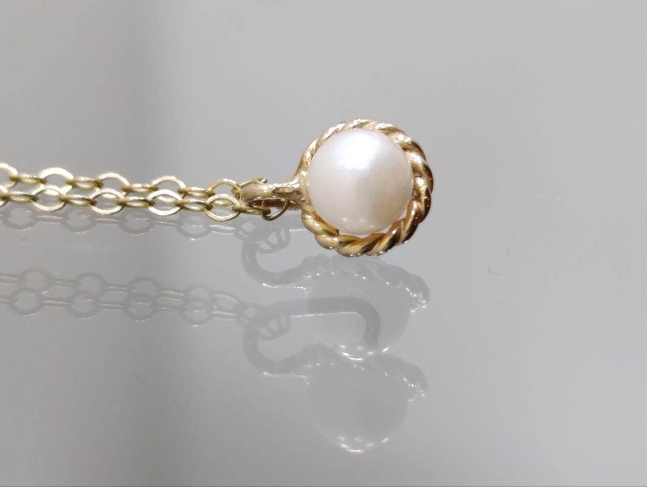 Vintage 9ct Gold & White Pearl Pendant Necklace - Dainty Lace Design