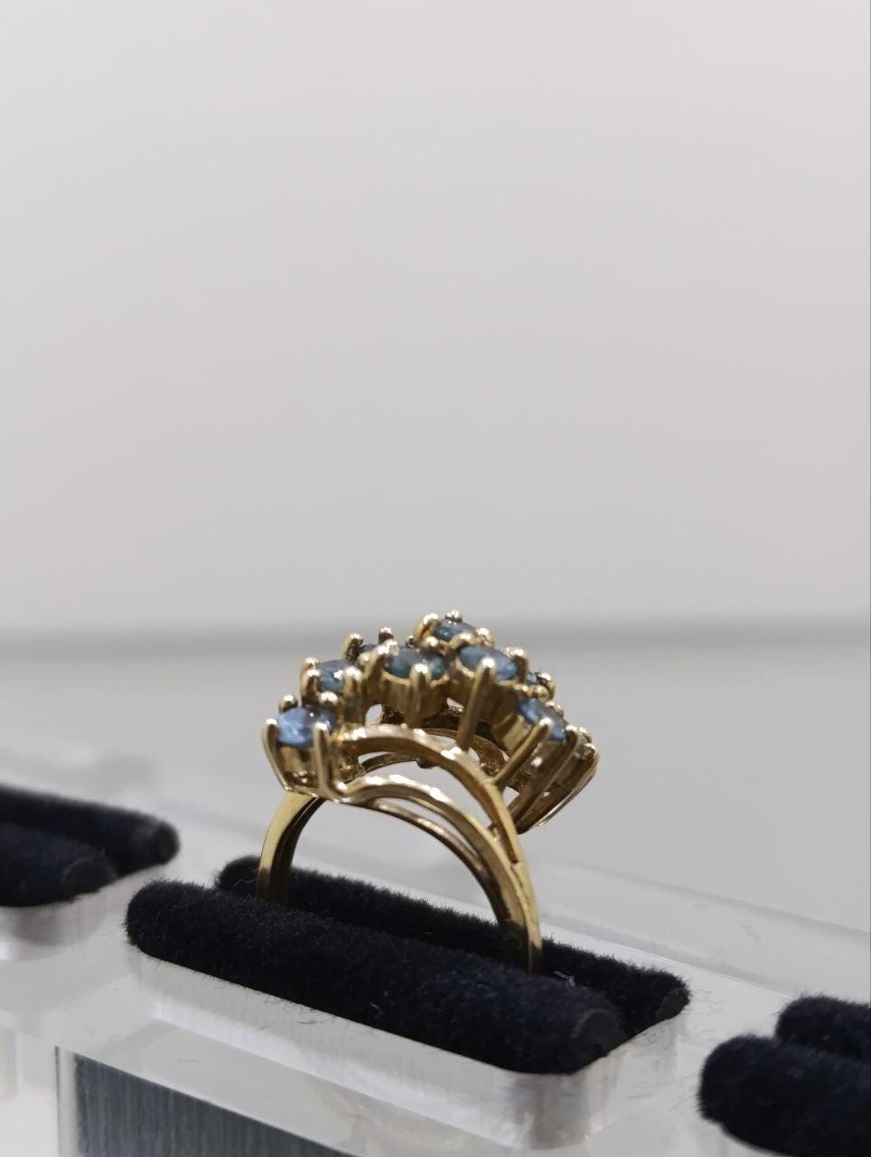 Stunning 9ct Gold Emerald Cluster Ring - Size J 1/2