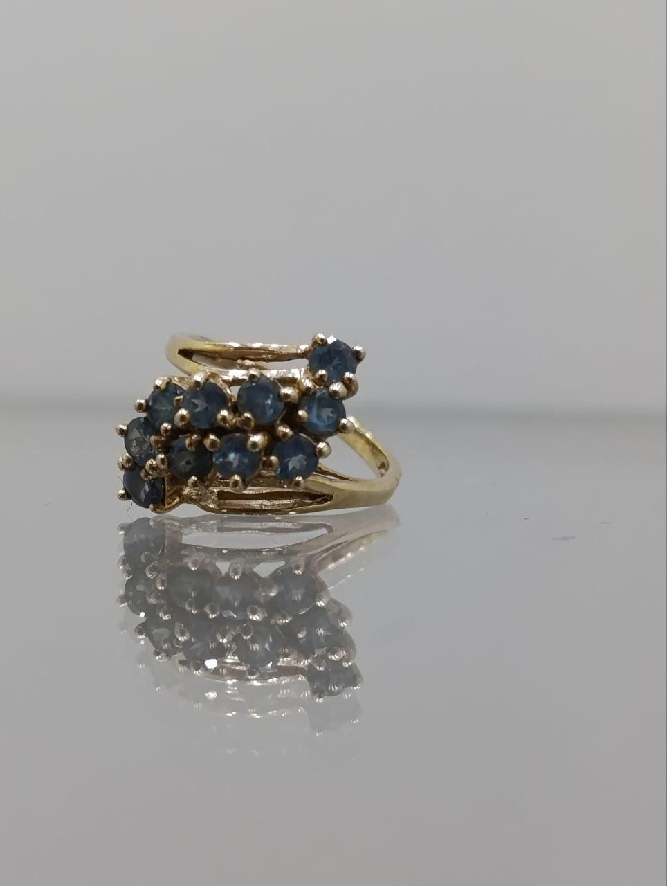 Stunning 9ct Gold Emerald Cluster Ring - Size J 1/2