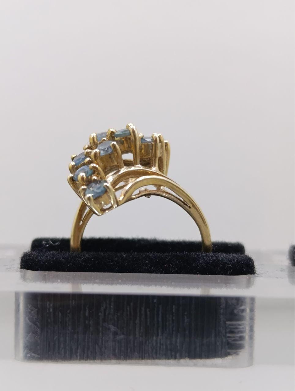 Stunning 9ct Gold Emerald Cluster Ring - Size J 1/2