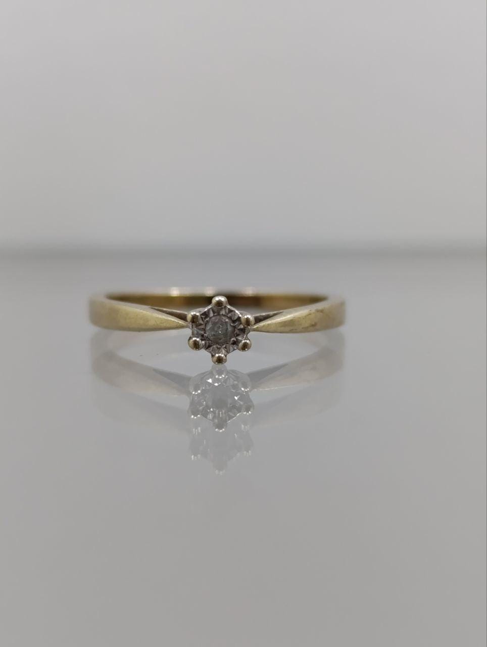 Vintage 9ct Gold Diamond Solitaire Ring with Illusion Setting - Size M 1/2