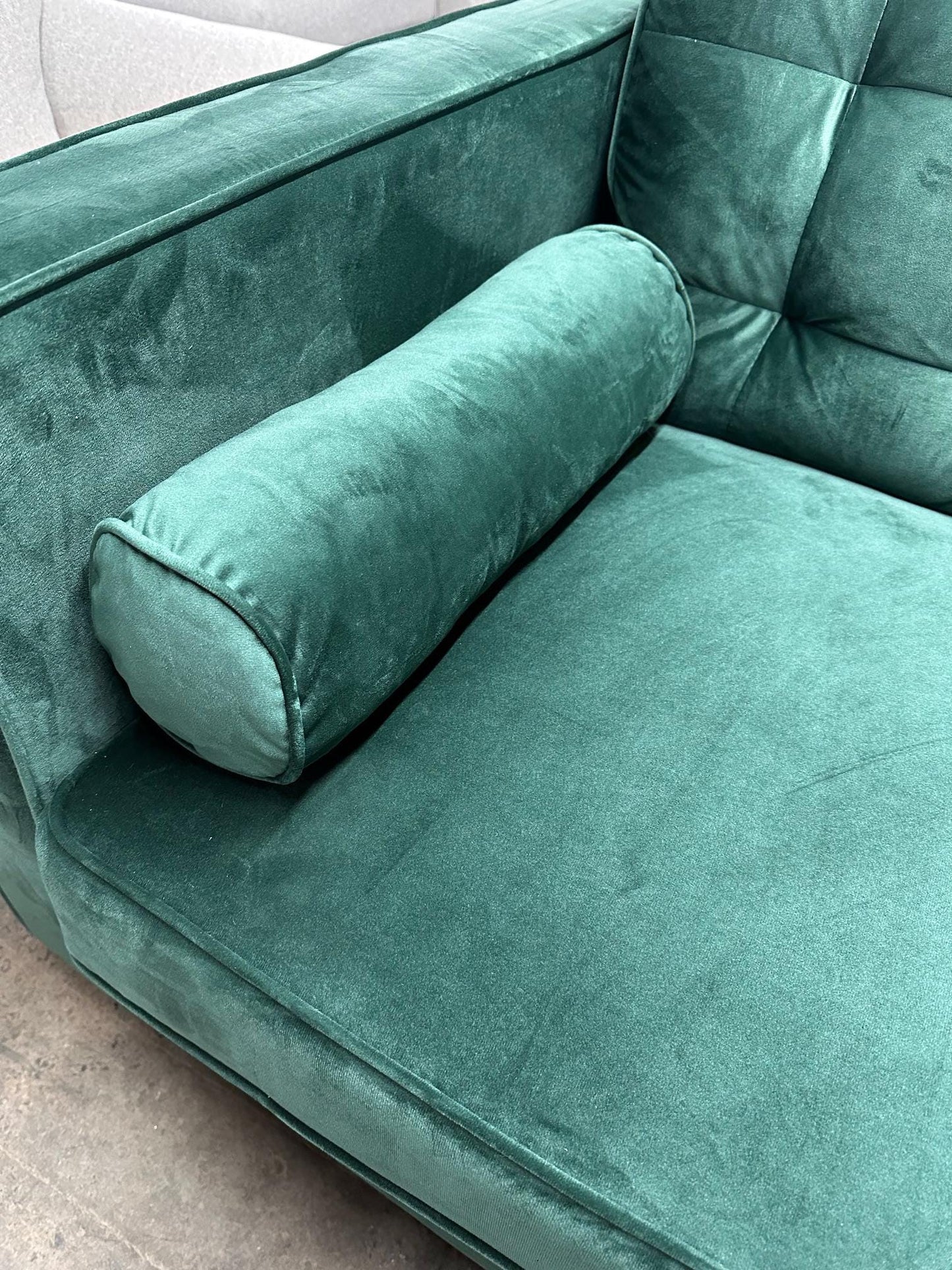 Mid-Century Modern Velvet Two-Seater Sofa - Elegant Deep Green