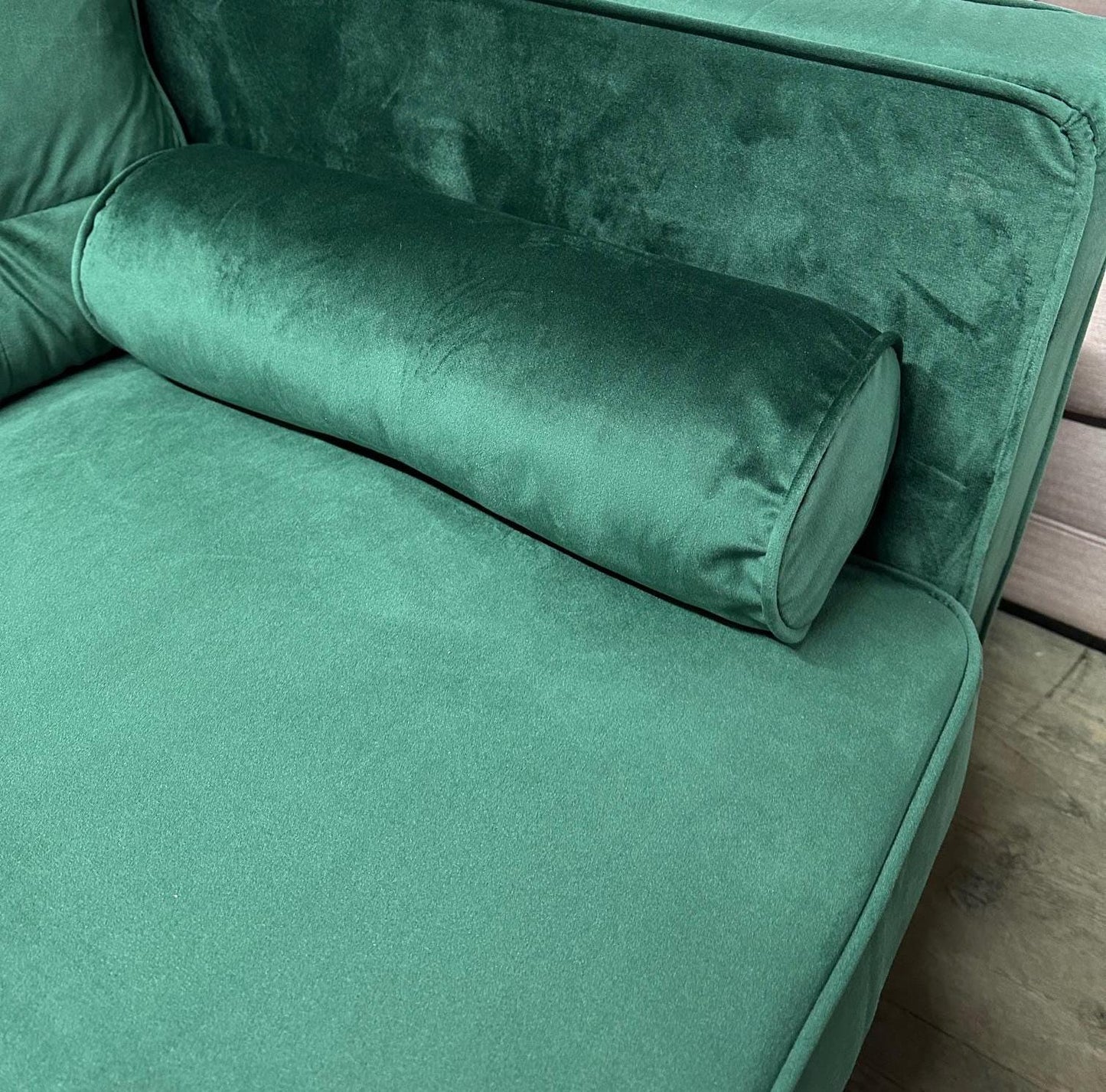 Mid-Century Modern Velvet Two-Seater Sofa - Elegant Deep Green