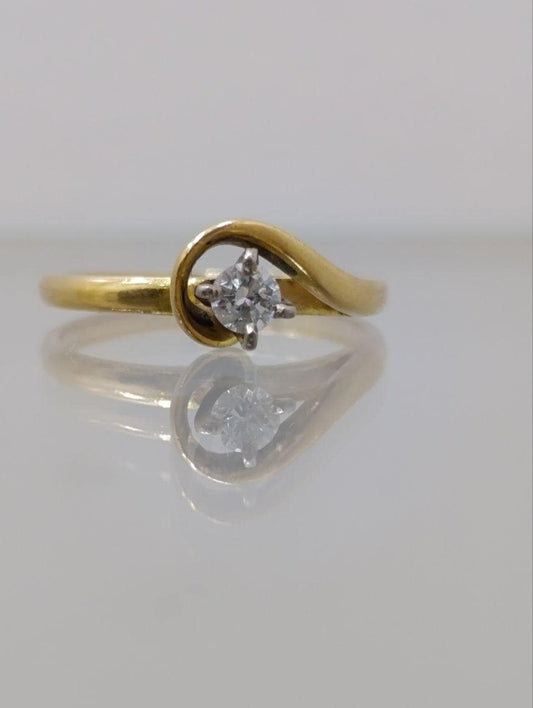 Vintage 18ct Gold Solitaire Diamond Ring - Crossover Design, 0.25ct Round Cut, Size N