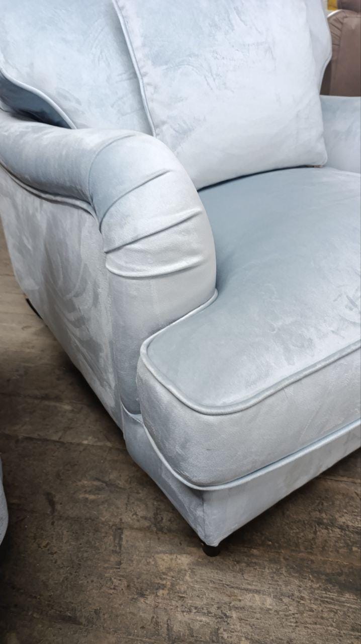 Victorian-Inspired Deep Seat Armchair - Luxurious Pink Velvet Fabric Upholstery